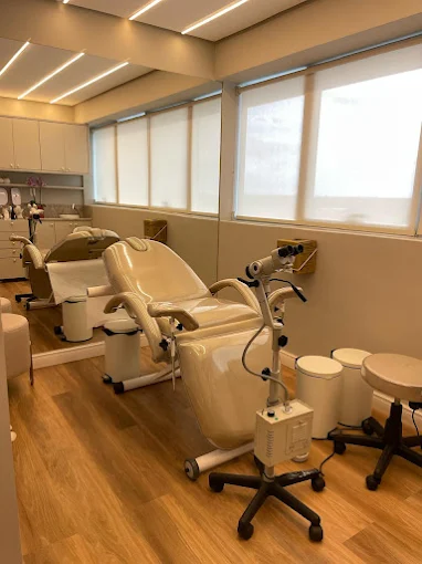 Sala de exames da Clínica Aflore com cadeira ginecológica